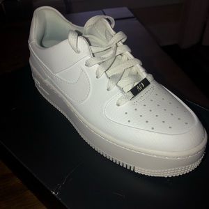 NIKE AIR FORCE 1s - SAGE LOW